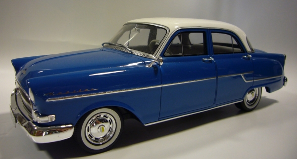 BoS-Models 192956 Opel Kapitän bl/we 1:18